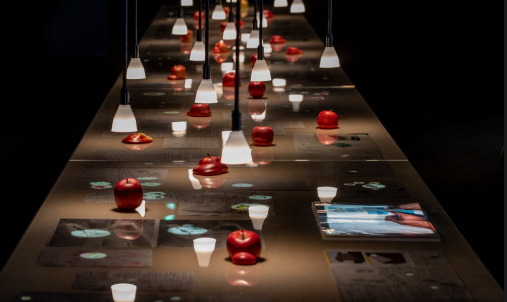 [参考図版] 雨宮庸介《チャールズのかしの木座にりんごの実のなる》2021年 展示風景（弘前れんが倉庫美術館）　Photo: ToLoLo Studio
