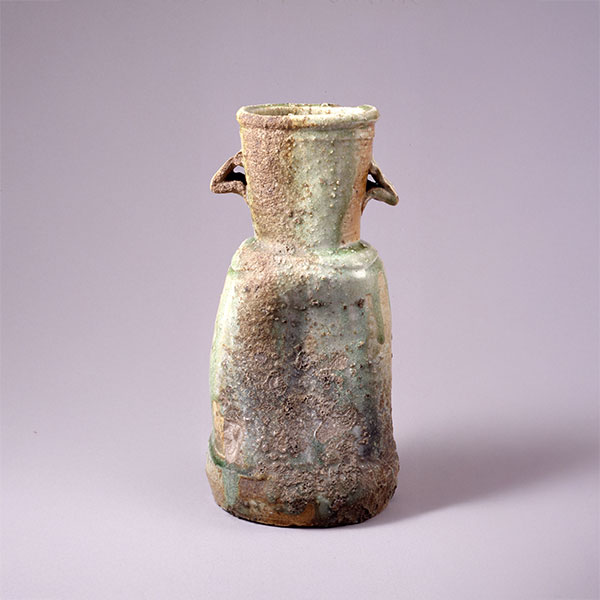 伊賀耳付花入　銘業平 桃山時代・16〜17世紀　三井記念美術館