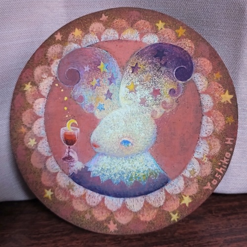 細井世思子「甘い星」
直径11.5cm
アクリル絵具、木