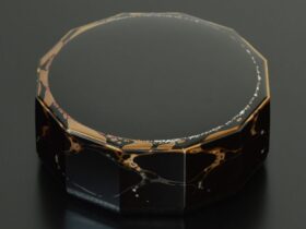城端蒔絵飾箱「Eclipse」 縦 24.2 ×横 24.2 ×高 9.5㎝ 第 71 回 日本伝統工芸展 日本工芸会新人賞 受賞作 【 技法 】 城端蒔絵、研出蒔絵、本堅地塗 【 素材 】 漆、桧、麻布、地ノ粉、金、銀、和光銀、顔料