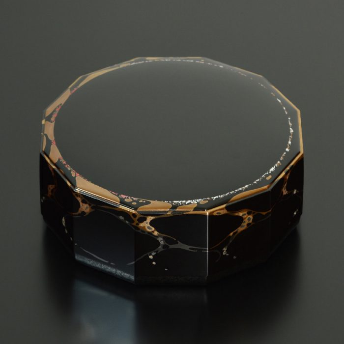城端蒔絵飾箱「Eclipse」 縦 24.2 ×横 24.2 ×高 9.5㎝ 第 71 回 日本伝統工芸展 日本工芸会新人賞 受賞作 【 技法 】 城端蒔絵、研出蒔絵、本堅地塗 【 素材 】 漆、桧、麻布、地ノ粉、金、銀、和光銀、顔料