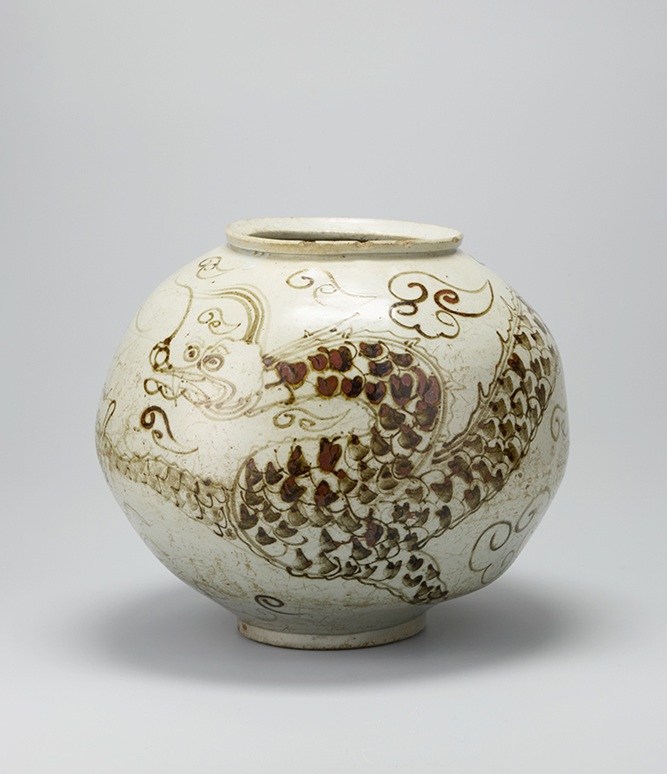 鉄砂龍文壺
てっしゃりゅうもんつぼ
朝鮮時代(17世紀後半)
鈴木正男氏寄贈