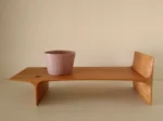 清水真由美「Cup」(径7.5×高さ5.5cm) 杉村徹「木の台」 (幅30×奥行11.5×高さ10.5cm、クルミ)