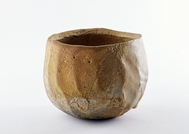 安藤日出武《黄瀬戸茶盌》2003年　岐阜県現代陶芸美術館蔵