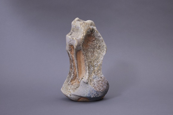 勝田友康,陶芸展,音羽画廊,穴窯焼成,くり抜き花器,陶器,炻器,磁器,銀彩,花器,茶器,日常使いの器,総合芸術家,絶対美,自我を排する,作風にこだわらない,サインを入れない,個展,東京文京区,護国寺駅,