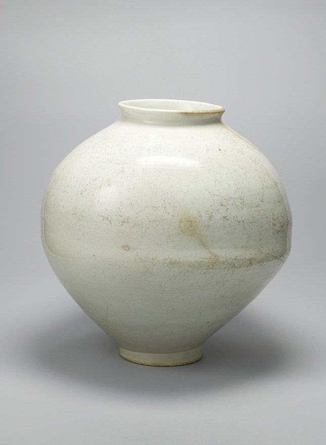 白磁壺
はくじつぼ
朝鮮時代(18世紀前半)
鈴木正男氏寄贈