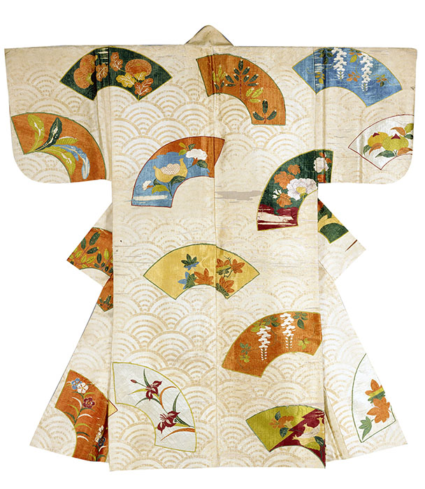 縫箔　白地青海波に扇面散模様　日本・江戸時代　17～18世紀　根津美術館蔵