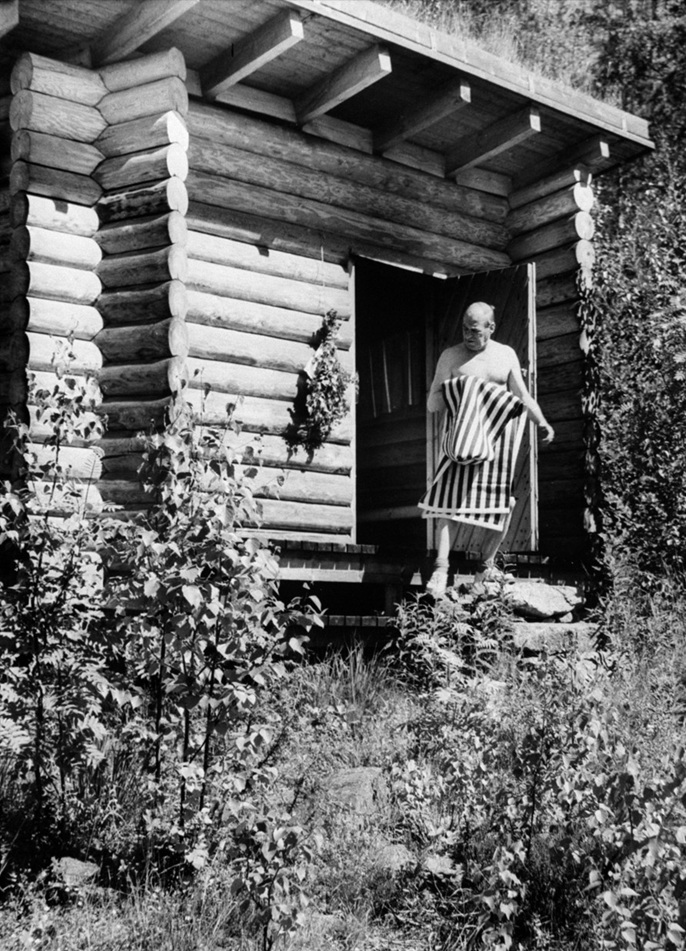 コエタロサウナ小屋でサウナを楽しむアルヴァ・アアルト　所蔵：アルヴァ・アアルト財団