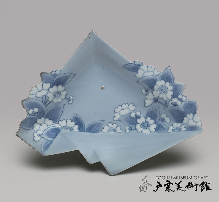 薄瑠璃釉染付 桜文 折紙形皿　伊万里　江戸時代（17世紀後半）口径17.3×13.5㎝　戸栗美術館収蔵