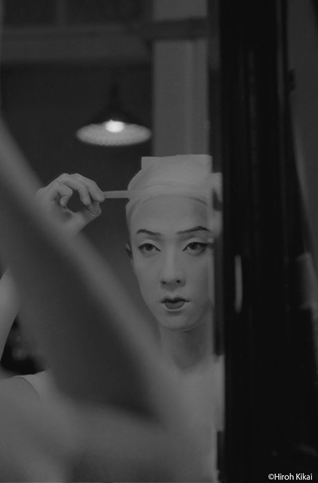 坂東玉三郎 楽屋 1976年 ©Hiroh Kikai