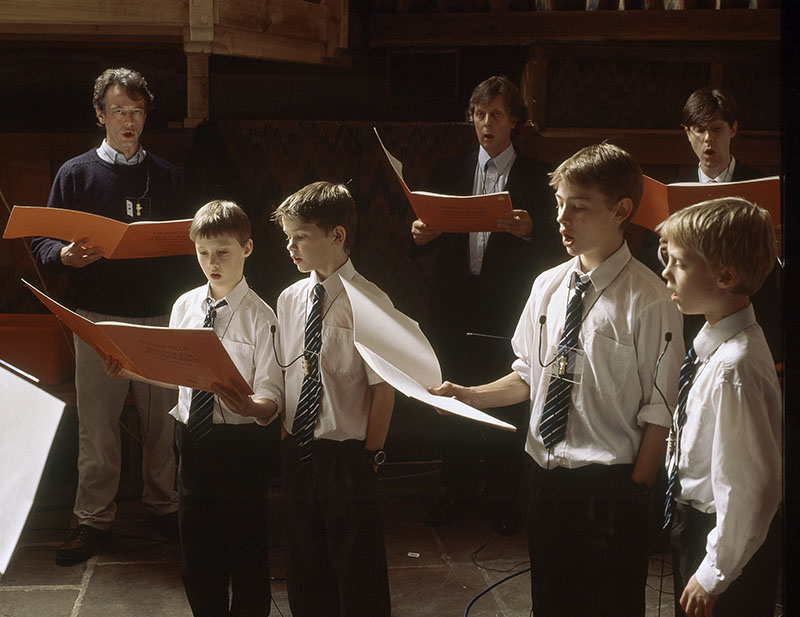 ジャネット・カーディフ《40声のモテット》2001
ソールズベリー大聖堂合唱団による録音の様子（2000）
Photo by Hugo Glendinning. Courtesy of the artist and Luhring Augustine, New York / Fraenkel Gallery, San Francisco / Gallery Koyanagi, Tokyo.©Janet Cardiff