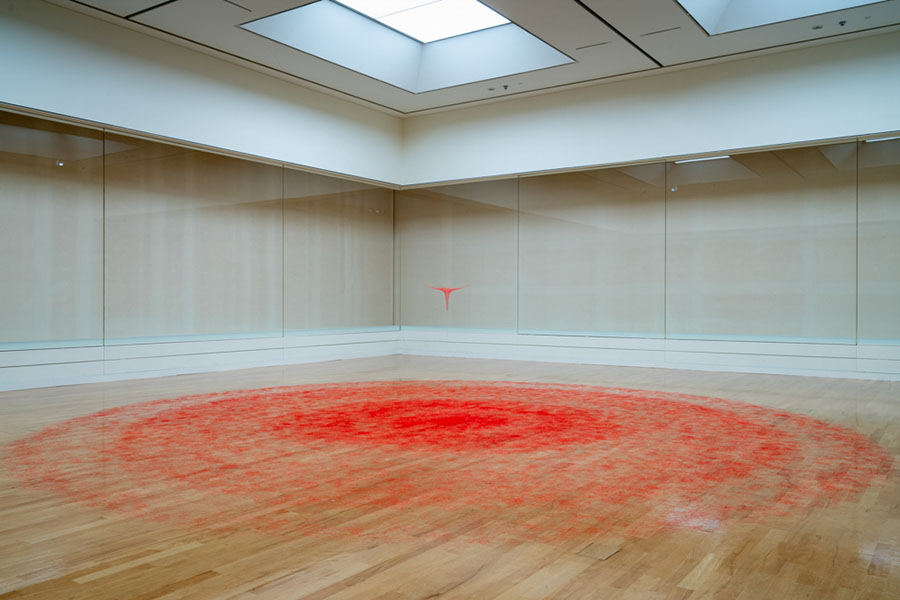 池内晶子《Knotted Thread-red-Φ1.4cm-Φ720cm》2021
「池内晶子 あるいは、地のちからをあつめて」展(府中市美術館)展示風景 Photo: Tomoki Imai