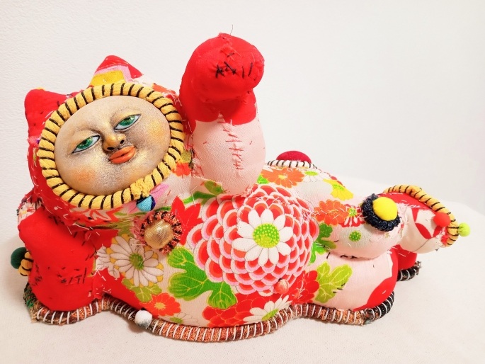 黒岩まゆ「招き猫-8(涅槃)」
16×25×13cm
ミクストメディア