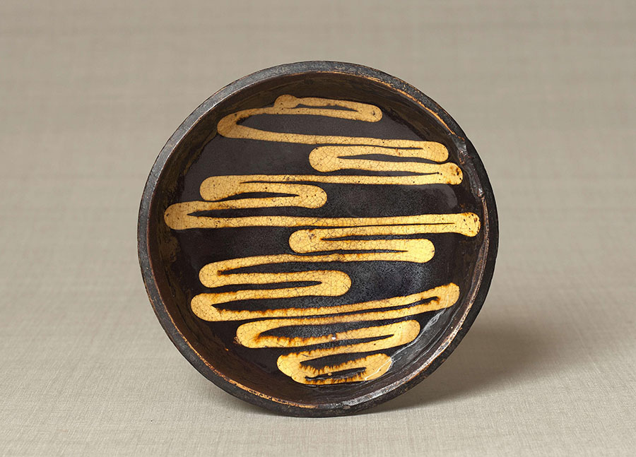 スリップウェア皿　イギリス　18~19世紀 　4.2×18.2cm　日本民藝館蔵