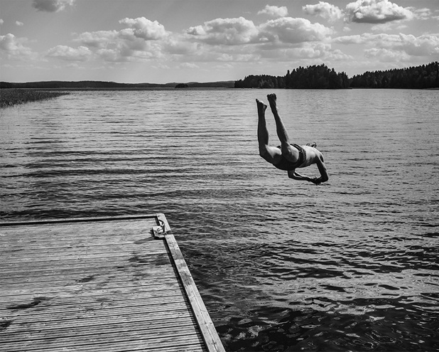 サウナのあと、湖に飛び込む　撮影：Esa Ylijääskö