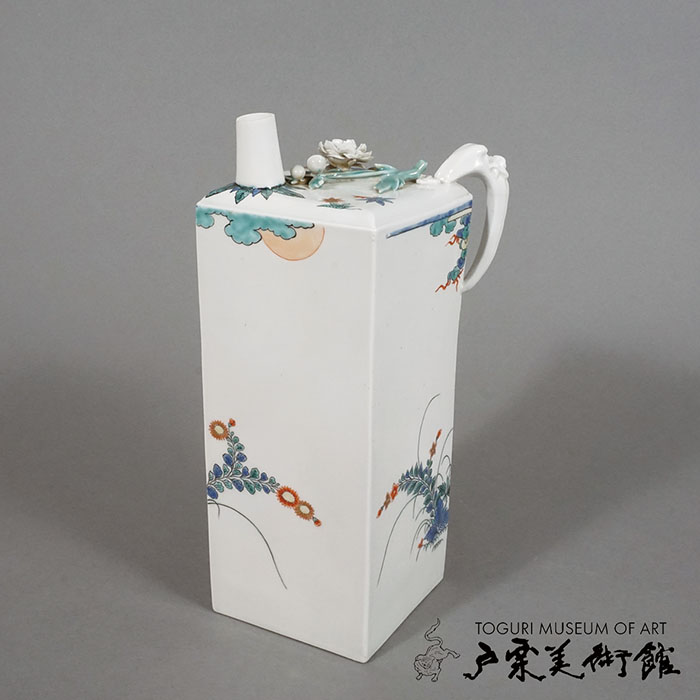 色絵 秋草文 角瓶　伊万里（柿右衛門様式）江戸時代（17世紀後半）高23.2㎝　戸栗美術館収蔵