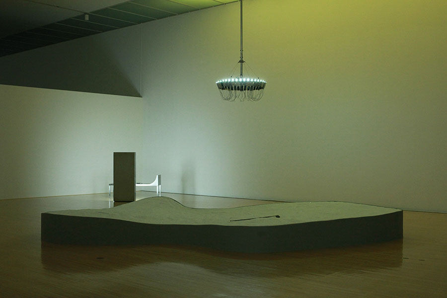 田村友一郎《TiOS》（「未完の始まり：未来のヴンダーカンマー」、豊田市美術館、インスタレーション）、2024年、豊田市美術館蔵