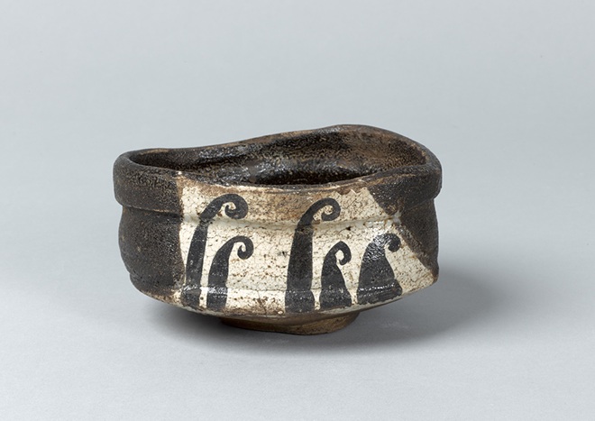 黒織部波文茶碗
くろおりべなみもんちゃわん
桃山時代(17世紀)
美濃窯
松惠コレクション
写真:加藤成文