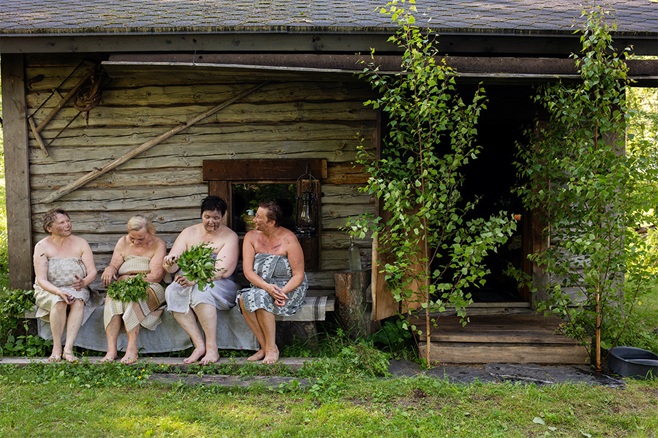 サウナ小屋の前でクールダウンする人々　撮影：Katja Lösönen / Kalevala Women’s Association, Finland