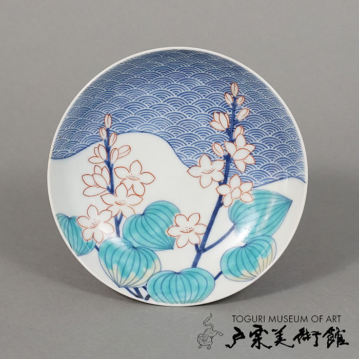 色絵 水葵文 皿　鍋島　江戸時代（17世紀末～18世紀初）口径14.8㎝　戸栗美術館収蔵