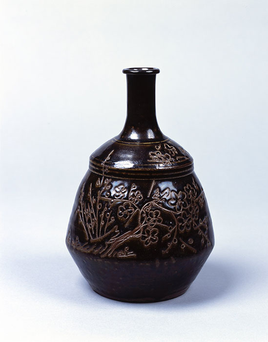 丹波 石黒釉釘彫梅鶯文徳利 江戸時代中期(18世紀)兵庫陶芸美術館(田中寛コレクション)兵庫県指定重要有形文化財