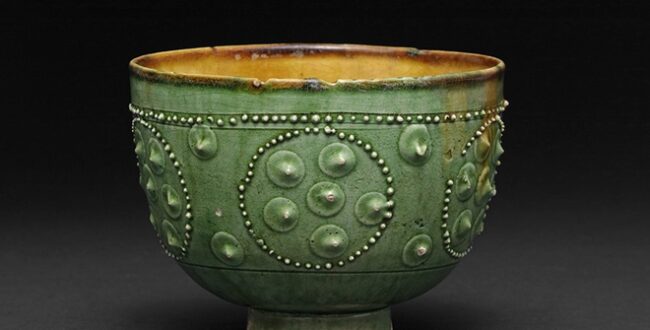 緑褐釉貼花連珠文碗 りょくかつゆうちょうかれんじゅもんわん 北斉~隋時代(6世紀後半) 卯里欣侍氏寄贈 白檮廬コレクション 写真:六田知弘