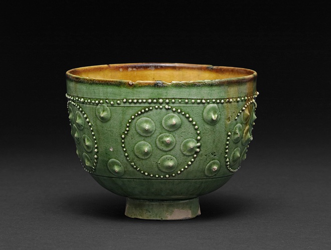 緑褐釉貼花連珠文碗 りょくかつゆうちょうかれんじゅもんわん 北斉~隋時代(6世紀後半) 卯里欣侍氏寄贈 白檮廬コレクション 写真:六田知弘