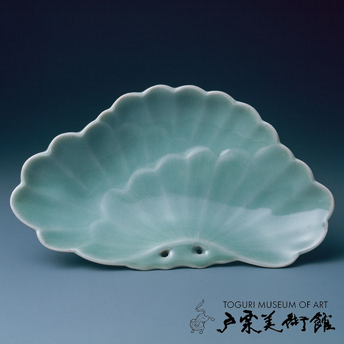 青磁 松形皿　鍋島　江戸時代（18世紀）口径17.5×10.1㎝　戸栗美術館収蔵
