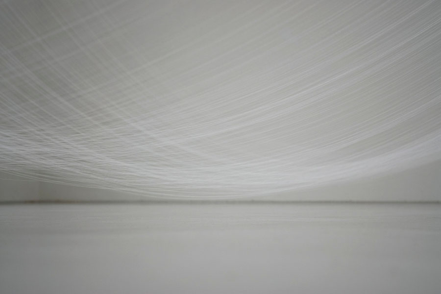 池内晶子《Knotted Thread-White-From arc from 330cm high-every 1cm-》 2010「池内晶子 展」(gallery21yo-j)展示風景 Photo: Shiigi Shizune