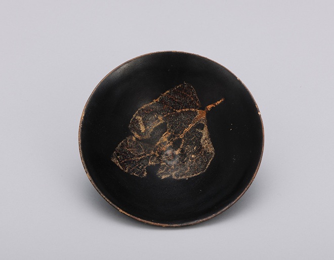 木葉天目茶碗
このはてんもくちゃわん
南宋時代(12-13世紀)
吉州窯
卯里欣侍氏寄贈
白檮廬コレクション