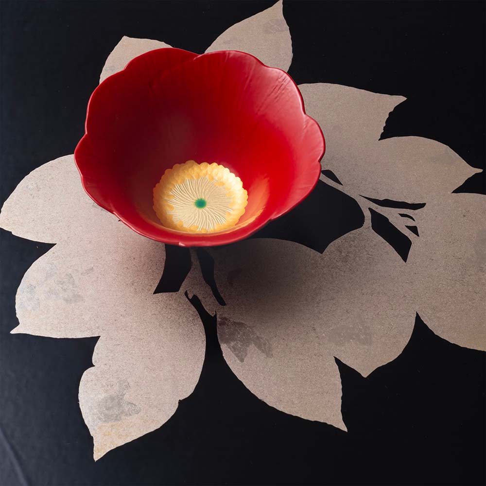 野口洋子(漆芸)
乾漆「蓬莱椿 椿葉文飾り台」
椿:径11.8×高さ5cm、飾り台:縦36×横36×高さ1.2cm