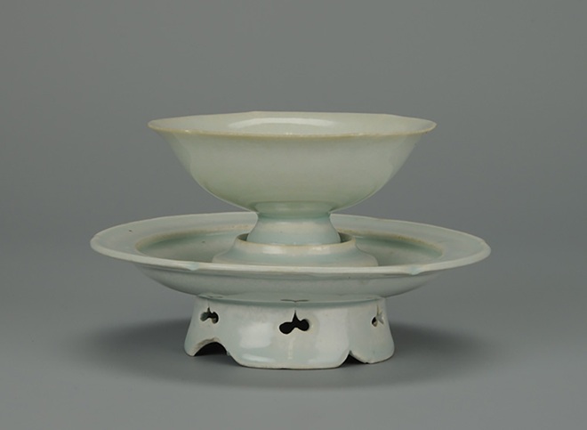 青白磁輪花杯・托
せいはくじりんかはい・たく
北宋時代(11-12世紀)
景徳鎮窯
入江正信氏寄贈