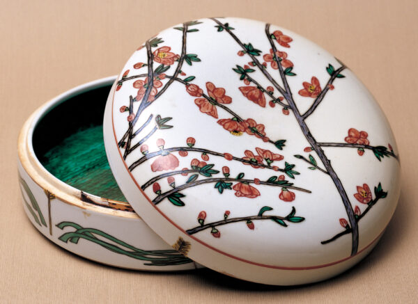 《花もも（九谷焼）》1956年　色絵蓋物　
©Kiyoshi Yamashita / STEPeast 2025