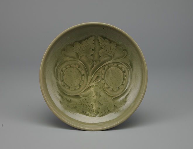 青磁刻花花文盤
せいじこっかかもんばん
金時代(12世紀) /耀州窯
入江正信氏寄贈