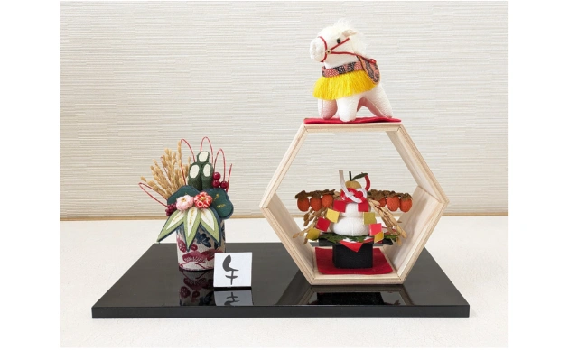 （幅28×奥行15×高さ22cm、黒台含む）