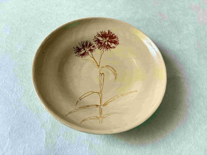 白漆ナデシコ図小皿

径15×高3㎝