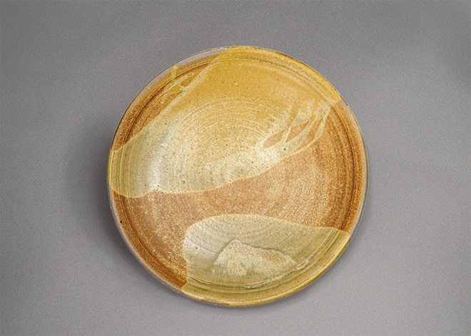 安藤日出武《黄瀬戸大皿》2024年　個人蔵