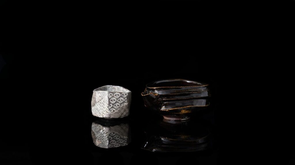 左／三島銀彩ぐい呑

径7×高さ5.5㎝


 

右／黒高麗片口

幅13.5×奥行10.7×高さ6.5㎝
