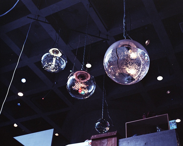 梅田哲也「wait this is my favorite part　待ってここ好きなとこなんだ」展示風景（ワタリウム美術館、東京、2023）　撮影：天野祐子

