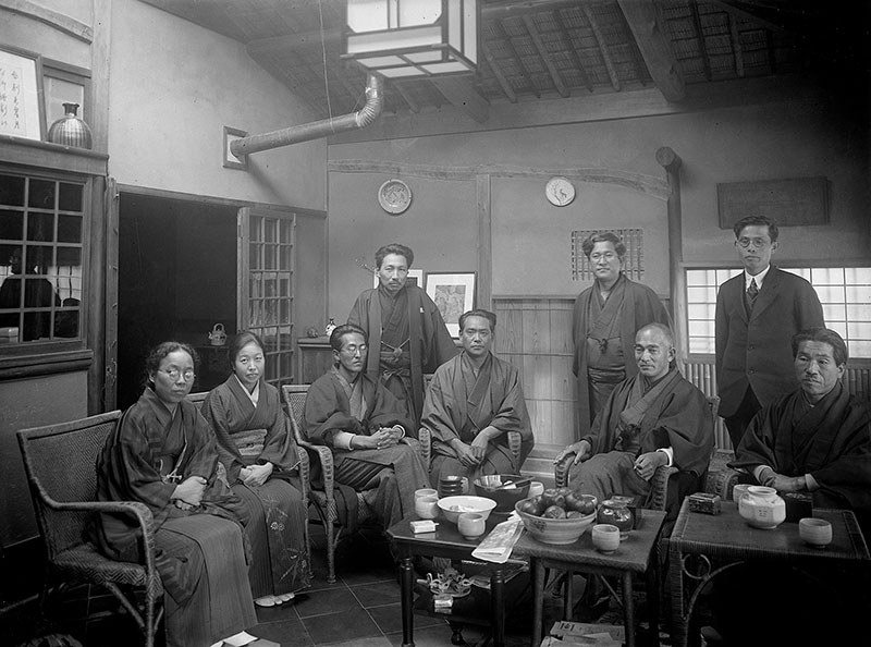 「志賀直哉邸サンルー ムにて」昭和10年代　撮影・提供：飛鳥園