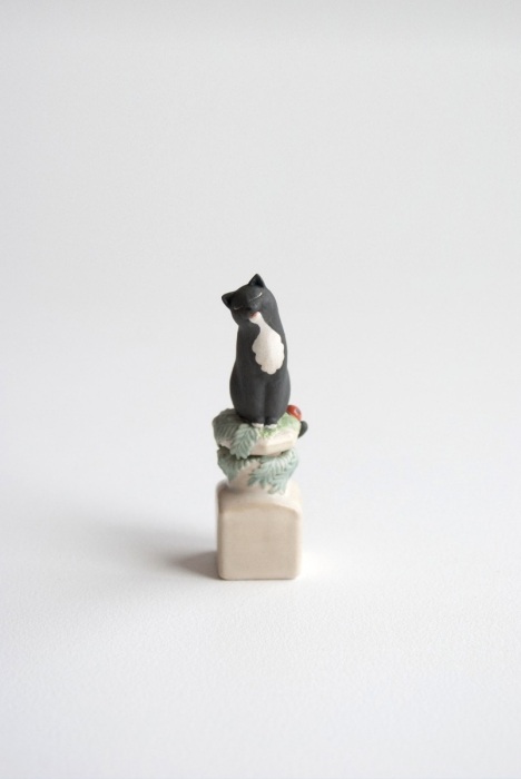塩田千種「flacon- socks cat -」
9.5×2.5×2.5cm
陶彫/陶土