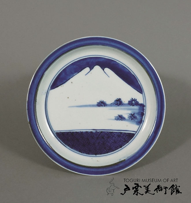 染付 富士文 皿　伊万里　江戸時代（17世紀中期）口径18.5㎝　戸栗美術館収蔵