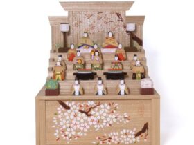 誠美堂工房　神泉 段飾雛　桜小 高さ32.5ｘ幅26cm（台・屏風含）　桧