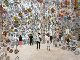 ニック・ケイヴ《回転する森》2016年（2020年再制作）©Nick Cave 「ヨコハマトリエンナーレ2020」展示風景　撮影：大塚敬太　写真提供：横浜トリエンナーレ組織委員会