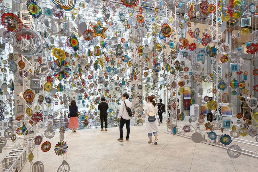 ニック・ケイヴ《回転する森》2016年(2020年再制作)©Nick Cave 「ヨコハマトリエンナーレ2020」展示風景 撮影:大塚敬太 写真提供:横浜トリエンナーレ組織委員会