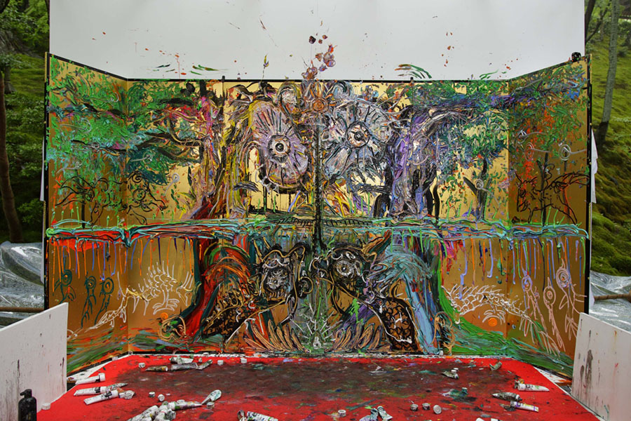 小松美羽《宝雨の中で一対の艷緑の楓は苔の地平線にて門となる》2019年
©SIMOSE