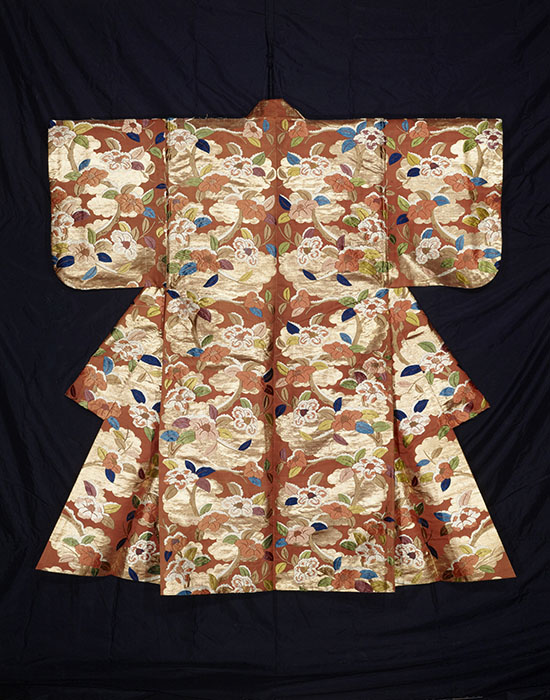 紅地金雲雪持椿模様唐織 荏原 畠山美術館蔵 <前期展示>