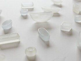 福田尚代《漂着物／ひとすくい／泉》より 2024–2026年　消しゴムに彫刻　作家蔵　撮影：高橋健治