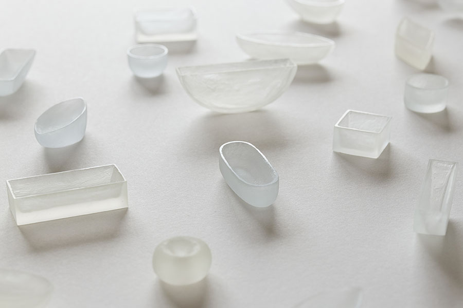 福田尚代《漂着物/ひとすくい/泉》より 2024–2026年 消しゴムに彫刻 作家蔵 撮影:高橋健治