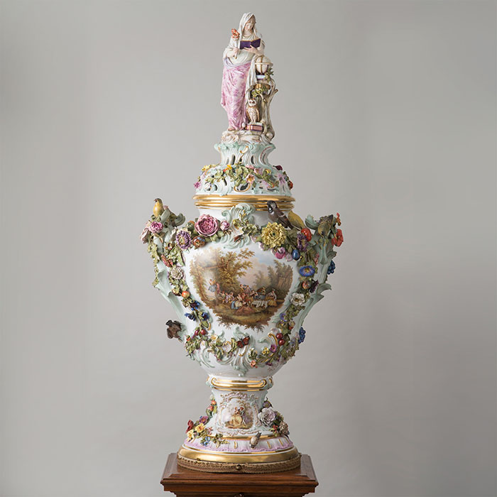 マイセン　《ポプリ壺「科学」》　19世紀後半　岐阜県現代陶芸美術館蔵